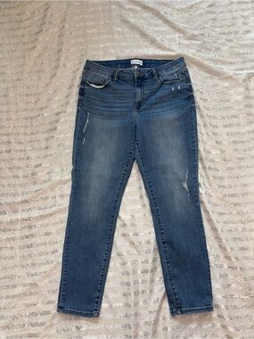 Classic Straight-Leg Distressed NWOT Women's Jeans in Medium Blue - size 31